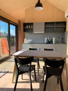 Kuchyň nebo kuchyňský kout v ubytování Wellnester Tiny Houses in Losheim am See + 20 fotografií