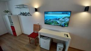 TV a/nebo společenská místnost v ubytování Amaryllis residence, apartment Diana & Deluxe rooms with shared kitchen