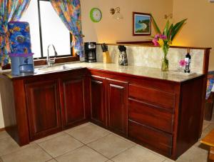 una cucina con bancone, lavandino e finestra di West Bay Lodge and Spa a West Bay