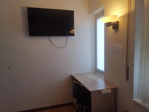 a room with a flat screen tv on a wall at Glatthall in Glattbrugg