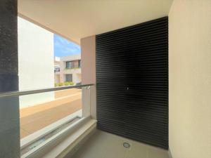 Cette chambre dispose d'une grande fenêtre avec des stores noirs. dans l'établissement Faro Design 5 by Homing, à Faro