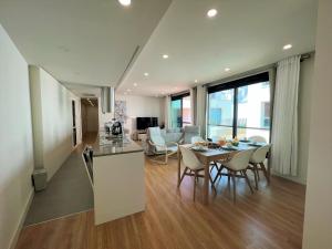 Il comprend une cuisine et un salon avec une table et des chaises. dans l'établissement Faro Design 5 by Homing, à Faro