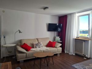sala de estar con sofá y mesa en Ferienwohnung Forsthaus, en Bad Grönenbach