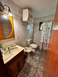 W łazience znajduje się umywalka, toaleta i prysznic. w obiekcie La Posada De Gogg Apartamentos w mieście Bella Vista