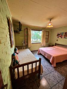 1 Schlafzimmer mit 2 Betten und einem Fenster in der Unterkunft La Posada De Gogg Apartamentos in Bella Vista