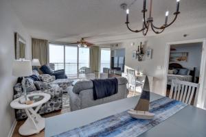 Crescent Shores 911 Condo في شمال شاطئ ميرتل: غرفة معيشة مع أريكة وطاولة