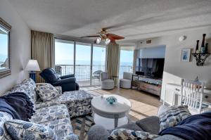 een woonkamer met uitzicht op de oceaan bij Crescent Shores 911 Condo in North Myrtle Beach