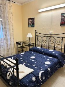 una camera da letto con letto nero, trapunta blu e stelle di Albergo Fiorita a Genova