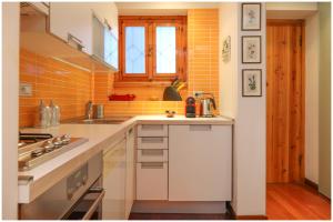 a kitchen with a sink and a stove top oven at [Casa Quadrifoglio] a 3 minuti dalle piste da sci in Gressoney-Saint-Jean