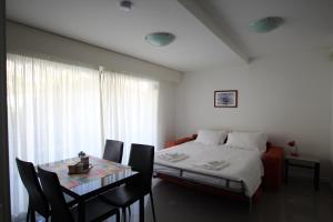 ボーソレイユにあるMonte Carlo Terrace Monacoのベッドルーム1室(ベッド1台、テーブル、椅子付)