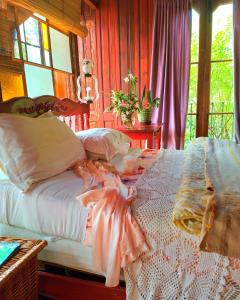 a bedroom with a bed with white sheets and pillows at La Verdosa in Tigre
