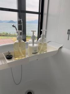 dwie butelki mydła na półce w łazience w obiekcie Kamiamakusa - House - Vacation STAY 54914v w mieście Kami Amakusa