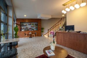 a lobby with a waiting room with a table at Union Hotel Karaköy in Istanbul