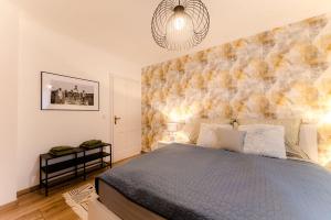 Un dormitorio con una cama grande y una pared en Csendes, modern, otthonos társasházi lakás en Zalacsány