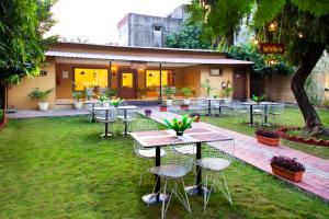 Κήπος έξω από το Clarks Inn Dudhwa