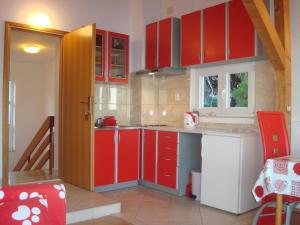 Kuchyň nebo kuchyňský kout v ubytování Studio apartment in Tribunj with sea view, balcony, air conditioning, WiFi 68-1