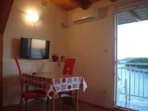 TV a/nebo společenská místnost v ubytování Studio apartment in Tribunj with sea view, balcony, air conditioning, WiFi 68-1