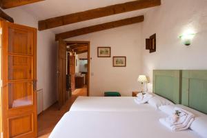Łóżko lub łóżka w pokoju w obiekcie Finca Son Sureda Agroturismo