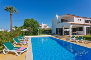 een villa met een zwembad voor een huis bij Villa Jorge by Villa Plus in Albufeira