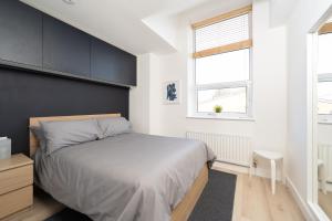1 dormitorio con 1 cama con pared negra en Old Exchange Court, en Belfast