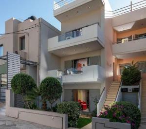 un gran edificio con escaleras y plantas delante en Villa Miami, en Nea Kydonia