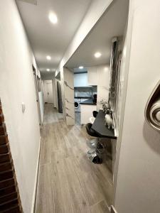 Zimmer mit einem Flur mit einem Tisch und einer Küche in der Unterkunft Rambla Apartment by the Sea in Alicante