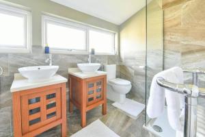 Un baño con lavabo, inodoro y ducha. en Spacious 4 Bedroom, 2 bathroom House, en Pontefract 13 fotos más