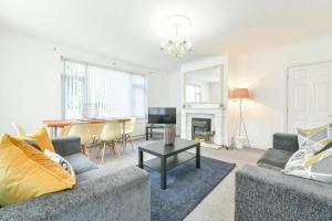 a living room with two couches and a table at Spacious 3 Bedroom, 2 bathroom House in Pontefract