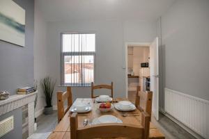 a kitchen and dining room with a table and chairs at Cozy 3 bedroom house @ Hömli in Loughborough