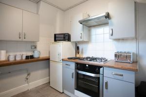 Cuisine ou kitchenette dans l'établissement Cozy 3 bedroom house @ Hömli