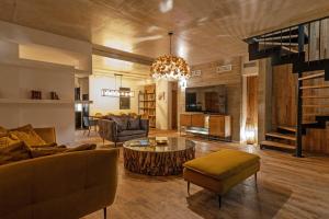 un salon avec un canapé et une table dans l'établissement Villa Renajolo 16 pers piscine chauffée 2 min plage en voiture, à Sainte-Lucie de Porto-Vecchio