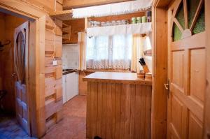 een keuken met een aanrecht en een raam in een huisje bij Domek Raj Zakopane in Zakopane