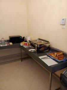eine Theke mit einem Tisch mit etwas Essen drauf in der Unterkunft Djibguesthouse in Dschibuti