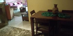 uma sala de estar com uma mesa e um sofá em اطلاله مباشره عالنيل em Kafr Abū Dabbūs