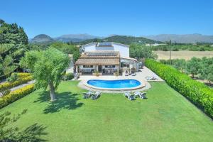 een luchtzicht op een villa met een zwembad bij Villa Miguel by Villa Plus in El Port