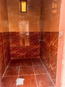 W łazience znajduje się prysznic ze szklanymi drzwiami. w obiekcie Sunset Mountain w mieście Wadi Rum
