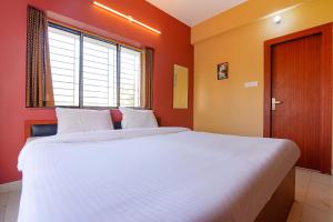 Postel nebo postele na pokoji v ubytování FabHotel Amar Raj Inn + 17 fotografií