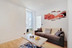 salon z kanapą i stołem w obiekcie Appartement - Stade de France w mieście Saint-Denis