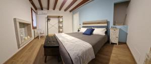 een slaapkamer met een groot bed en een houten vloer bij Cà Wanda in Chioggia