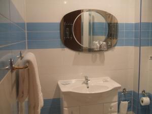 a bathroom with a sink and a mirror at Residencial Pinto in Guarda