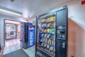 - un réfrigérateur rempli de boissons et de sodas dans un magasin dans l'établissement Motel 6 San Antonio, Tx Six Flags Fiesta TX - La Cantera Area, à San Antonio