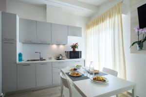 A kitchen or kitchenette at Daniel Apartments