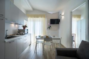 cocina con mesa y comedor en Aparthotel Daniel, en Bellaria-Igea Marina