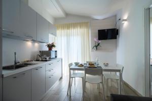 A kitchen or kitchenette at Daniel Apartments