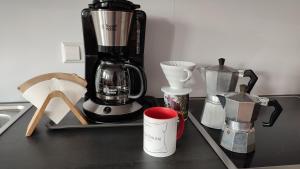 Příslušenství pro přípravu čaje a kávy v ubytování Ferienwohnung Trifts | Einzelbetten | Parkplatz