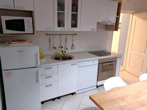 Kuchyňa alebo kuchynka v ubytovaní Seaside Villa Mia Trogir