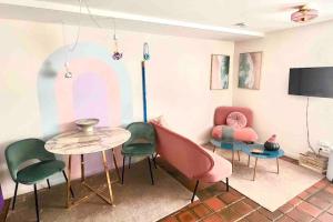 salon ze stołem, krzesłami i telewizorem w obiekcie Appartement Aquaroom RDC - Plage 50m - Rue gratuite w Saint-Malo