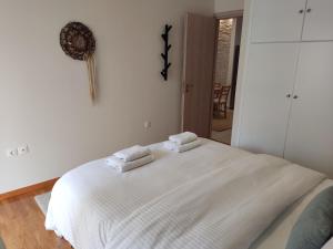Ένα ή περισσότερα κρεβάτια σε δωμάτιο στο Central & Comfortable, 70m² Apt in Neos Kosmos
