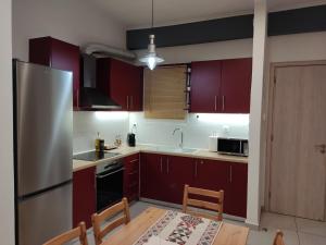 Η κουζίνα ή μικρή κουζίνα στο Central & Comfortable, 70m² Apt in Neos Kosmos