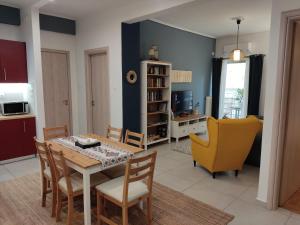 Η κουζίνα ή μικρή κουζίνα στο Central & Comfortable, 70m² Apt in Neos Kosmos